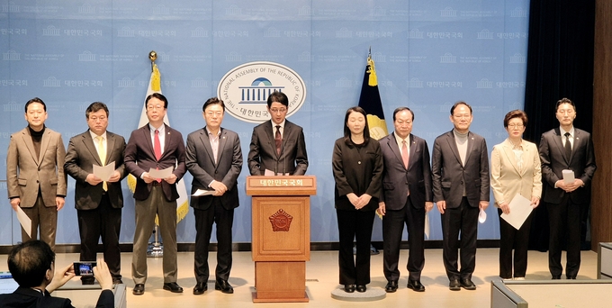 국민의힘 국회 내란국정조사특별위원회 위원들이 10일 오전 국회 소통관에서 기자회견을 열고 오동운 공수처장을 형사고발하겠다고 밝히고 있다. (사진=김한별 기자)