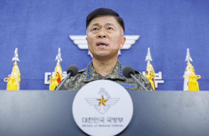 이영수 공군 참모총장이 10일 서울 용산구 국방부에서 열린 공군 KF-16 전투기 민가 오폭 사고 기자회견에서 사과하고 있다. (사진=연합뉴스)