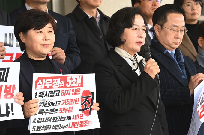 10일 오전 서울 서초구 대검찰청에서 추미애 더불어민주당 내란진상조사단 단장과 의원들이 윤석열 대통령에 대한 즉시항고 포기와 석방 지시에 대한 항의 방문 기자회견을 하고 있다. (사진=옥지훈 기자)