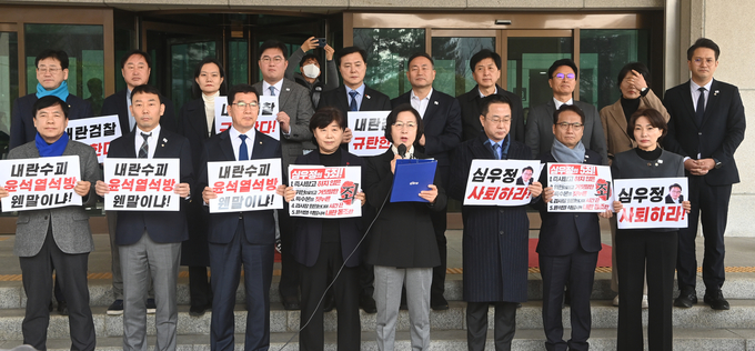 10일 오전 서울 서초구 대검찰청에서 추미애 더불어민주당 내란진상조사단 단장과 의원들이 윤석열 대통령에 대한 즉시항고 포기와 석방 지시에 대한 항의 방문 기자회견을 하고 있다. (사진=옥지훈 기자)