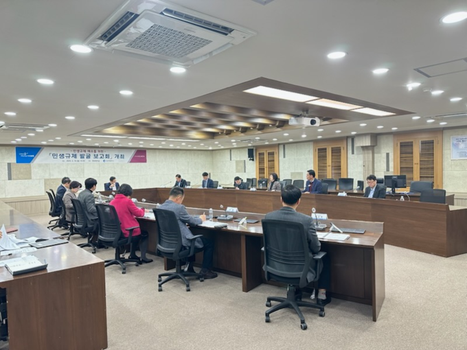 10일 인천시청 영상회의실에서 개최한 '민생규제 발굴 보고회'에 하병필 행정부시장을 비롯한 실·국장 공무원들이 참석해 민생규제 개선 방안을 논의하고 있다. ( 사진 = 인천시 제공. )