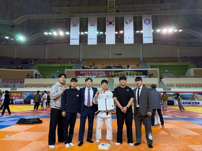 10일 충남 보령종합체육관에서 2025년 2차 국가대표 선발전을 겸해 열린 2025 회장기전국유도대회 첫 날 남자부 66㎏급에서 우승을 차지한 안바울(오른쪽 세번째·남양주시청)이 기념사진을 찍고 있다. (사진=남양주시청 유도팀 제공)