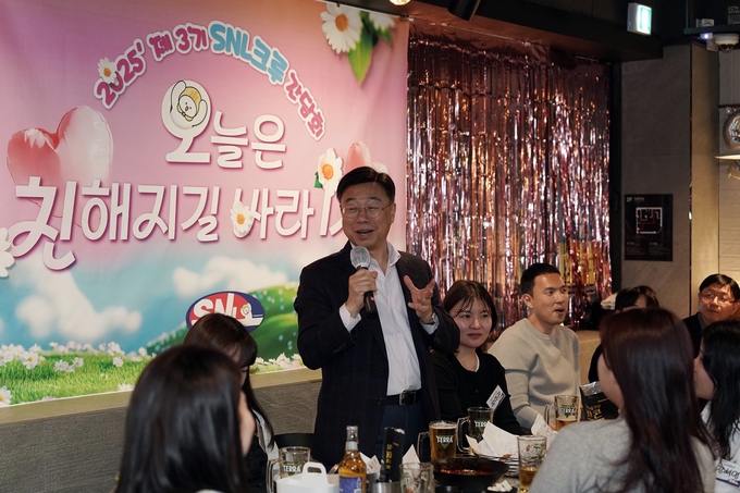 신상진 성남시장이' 2025 SNL(SeongNamLive) 크루'와의 간담회에서 참석자들과 대화를 나누고 있다. (사진=성남시 제공)