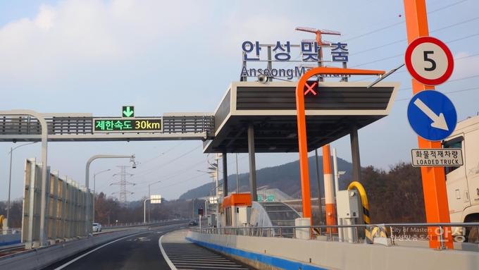안성은 지속적인 도로망 확충에 앞장서고 있으며 올해는 안성구리 구간 고속도로가 개통되며 사통팔달 도시로 나아가고 있다. (사진=안성시 제공)