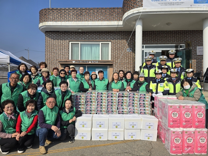 (사)남양주시새마을회는 지난 10일, 포천시 노곡2리에서 발생한 민가 오폭 사고 현장을 찾아 피해 주민들을 위한 긴급 구호 물품을 전달했다. (사진=남양주시 제공)