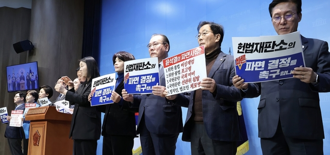  박홍근 더불어민주당 의원을 비롯한 박범계, 김민석, 남인순, 민홍철 의원 등 4선 국회의원들이 11일 국회 소통관에서 헌법재판소의 윤 대통령 파면 선고 촉구 기자회견을 하고 있다. (사진=연합뉴스)