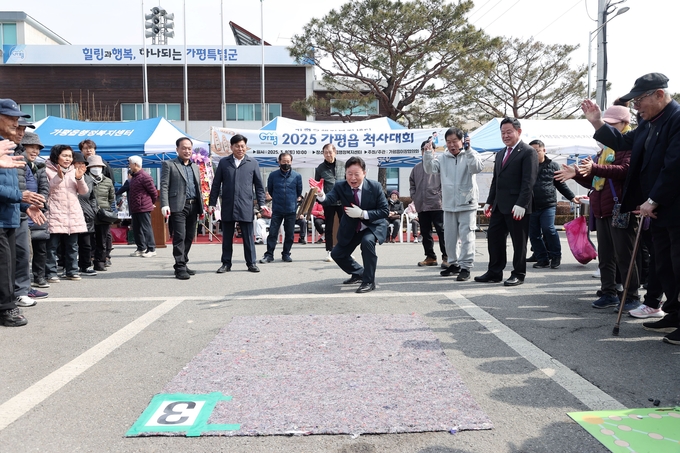 서태원 가평군수가 윷을 던지고 있다. (사진=가평읍 행정복지센터 제공)