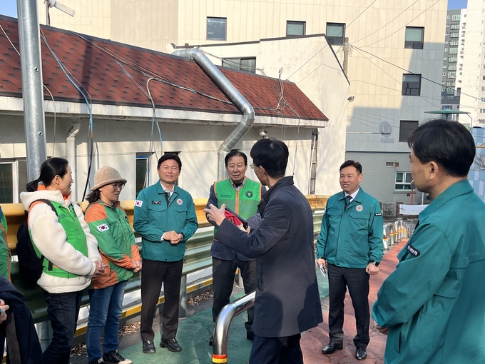 조용익 시장이 지역 주민들과 급경사지에서 안전점검에 대한 설명을 듣고 있다. (사진=부천시 제공)