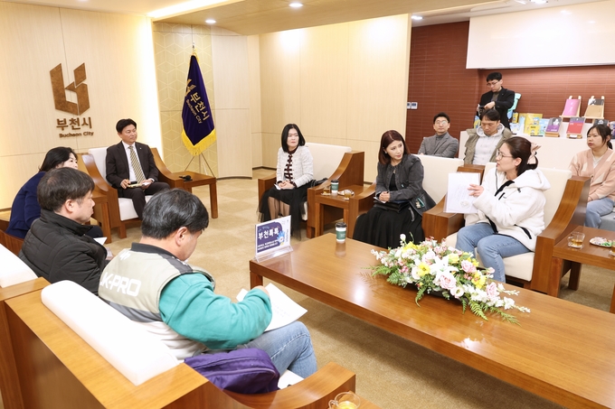 학부모가 조용익 부천시장에게 시정에 관한 질문을 하고 있다. (사진=부천시 제공)