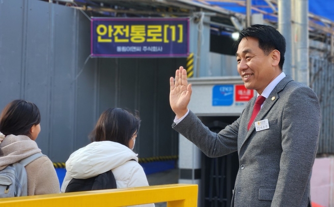 경기도의회 이은주 의원이 11일 구리시 소재 백문초등학교를 방문해 학생 안전 확보를 위해 현장 점검을 실시했다. (사진=이은주 의원 제공)