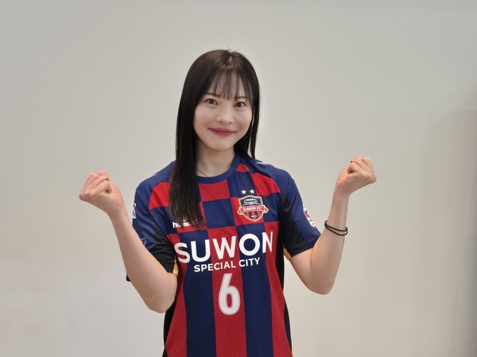 11일 수원 미디어센터에서 열린 인터뷰에서 KW리그 수원FC위민 주장 최소미가 두 주먹을 불끈 쥐고 있다. (사진=공동취재단)
