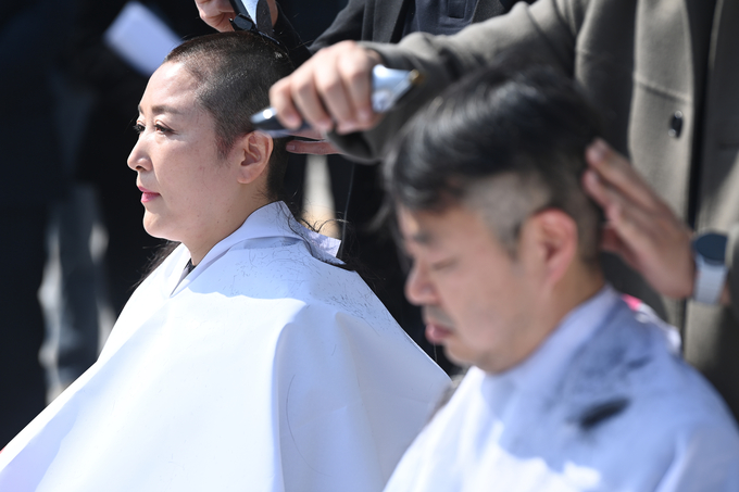 더불어민주당 전진숙(왼쪽)·박홍배 의원과 김문수 의원이 11일 오후 국회 본청 계단 앞에서 윤석열 대통령의 조기 파면을 촉구하며 삭발식을 진행하고 있다. (사진=옥지훈 기자)