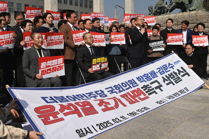 11일 국회 본청 앞 계단에서 김문수 더불어민주당 의원이 윤석열 대통령 조기파면 등을 촉구하며 삭발한 뒤 발언하고 있다. (사진=옥지훈 기자)