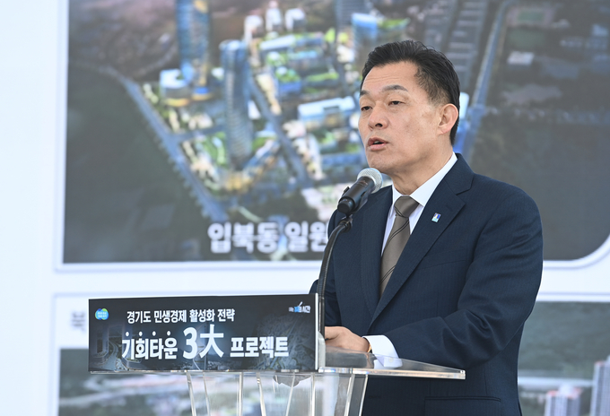 김동연 경기도지사가 11일 수원월드컵경기장에서 기자회견을 열고 ‘환상형 첨단과학 혁신 클러스터’와 와 우만 테크노밸리 개발계획을 발표하고 있다. (사진=옥지훈 기자)