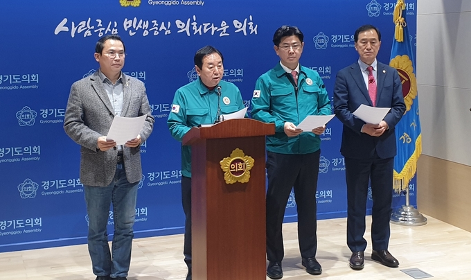 경기도의원들이 11일 경기도의회에서 기자회견을 열고 포천 전투기 오폭 사고에 대한 관계 당국의 보다 실질적인 지원을 촉구하고 있다. 왼쪽부터 국민의힘 이오수(수원9)·김성남(포천2)·윤충식(포천1)·이제영(성남8) 경기도의원. (사진=나규항 기자)