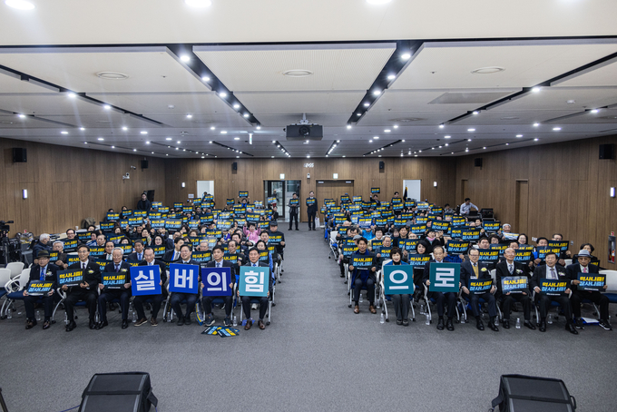 11일 경기도의회에서 열린 더불어민주당 경기도당 실버위원회 발대식에서 더불어민주당 경기도당 김승원(수원갑) 위원장과 최강남 실버위원장 등이 기념촬영을 하고 있다. (사진=민주당 경기도당 제공)
