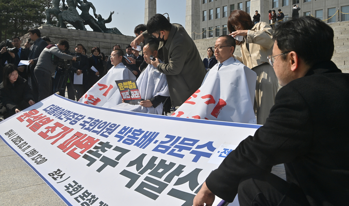 11일 서울 여의도 국회 본청 앞 계단에서 더불어민주당 전진숙(왼쪽부터), 박홍배, 김문수 의원이 윤석열 대통령 조기파면 등을 촉구하며 삭발하고 있다. (사진=옥지훈 기자)