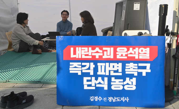 김경수 전 경남도지사가 11일 서울 종로구 경복궁역 인근에서 윤석열 대통령 파면을 촉구하는 단식 농성을 사흘째 벌이고 있다. (사진=옥지훈 기자)