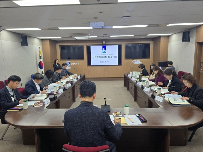 지난 11일 수원시가 ‘2024년도 음식물류 폐기물 발생억제 성과평가위원회’를 열고 있다. (사진=수원시 제공)
