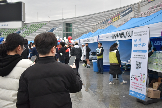  지난 2일 경기수원국제하프마라톤에서 굿네이버스가 자립준비청년지원 '내일을 향해 RUN!' 캠페인을 진행한 모습. (사진=굿네이버스 경기강원권역본부 제공)