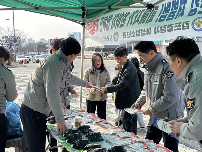  김포경찰서가 K리그2 김포FC 홈 개막전에 가정폭력 등 관계성 범죄에 대한 예방 및 홍보활동을 벌이고 있다. (사진=김포경찰서 제공)