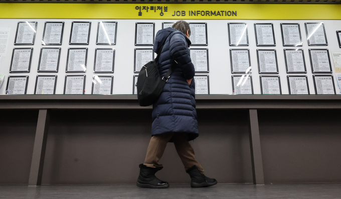 일자리 정보 게시판을 한 시민이 지나치고 있다. (사진=연합뉴스)