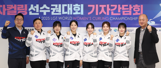 12일 서울 송파구 올림픽회관에서 열린 2025 LGT 세계여자컬링선수권대회 미디어데이에서 경기도청 컬링팀을 비롯한 참가자들이 기념촬영을 하고 있다. 왼쪽부터 한상호 대한컬링연맹 회장, 김재원 조직위원회 사무총장, 경기도청 컬링팀 신동호 감독, 김은지, 김민지, 김수지, 설예지, 설예은. (사진=연합뉴스)