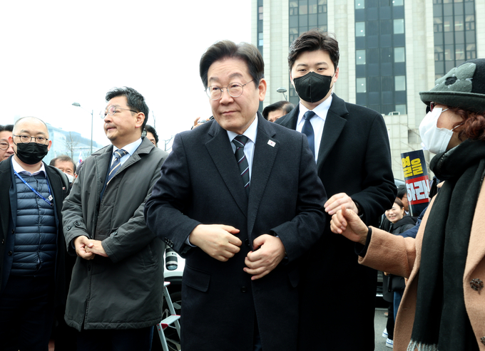 이재명 더불어민주당 대표가 12일 오후 서울 광화문 인근 천막에서 윤석열 대통령 파면을 촉구하며 단식 농성에 돌입한 김경수 전 경남지사를 만나기 위해 들어서고 있다.