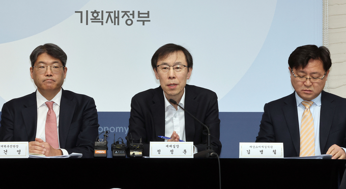기획재정부 정정훈 세제실장(가운데)이 지난 11일 정부세종청사 기재부 기자실에서 유산취득세 도입 방안에 관해 설명하고 있다. 왼쪽부터 김건영 조세개혁추진단장, 정 실장, 김병철 재산소비세정책관. (사진=연합뉴스)
