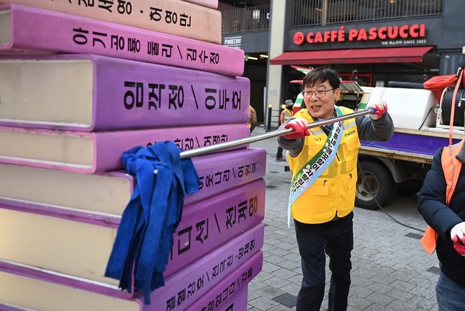 김병전 부천시의회 의장이 봄맞이 취약지 환경정비에 참여했다. (사진=부천시의회 제공)