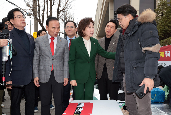 나경원, 이만희, 박덕흠 국민의힘 의원 등이 12일 서울 종로구 헌법재판소 앞에서 윤석열 대통령 탄핵 각하 촉구 릴레이 시위 중인 윤상현 의원을 만나 격려하고 있다. (사진=연합뉴스)