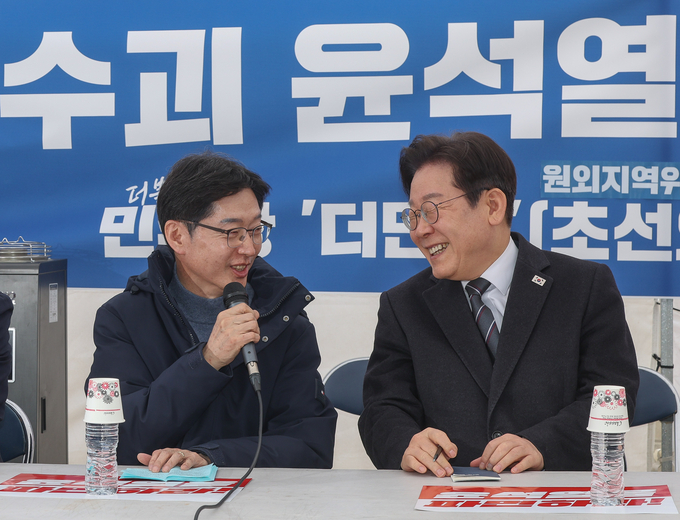 12일 오후 서울 종로구 경복궁 앞 더불어민주당 천막 농성장에서 열린 국난극복을 위한 시국간담회에 참석한 김경수 전 경남도지사의 발언 도중 이재명 대표가 웃음을 지어보이고 있다. (사진=옥지훈 기자)