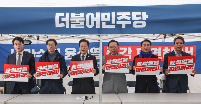 더불어민주당 (왼쪽부터) 박용진 전 의원, 김경수 전 경남도지사, 이재명 대표, 김부겸 전 국무총리, 이광재 전 국회사무총장, 임종석 전 대통령 비서실장이 12일 오후 서울 종로구 경복궁 앞 더불어민주당 천막 농성장에서 열린 국난극복을 위한 시국간담회에서 피켓을 들고 구호를 외치고 있다. (사진=옥지훈 기자)