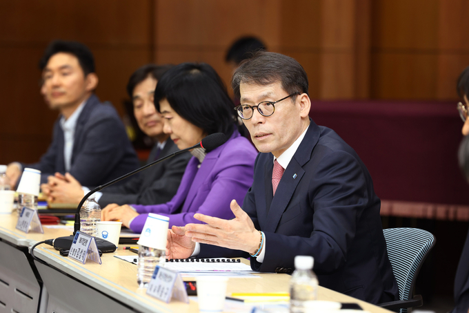 김성태 IBK기업은행장이 12일 성남상공회의소에서 열린 중소기업 현장 간담회에서 중소기업 대표들과 대화를 하고 있다. (사진=IBK기업은행 제공)