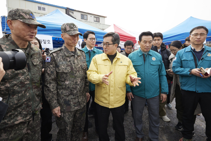 지난 7일 김동연 경기도지사가 포천시 이동면 노곡리 낭유대교 인근의 폭탄 오발사고 현장점검을 하고 있다. (사진=경기도 제공)
