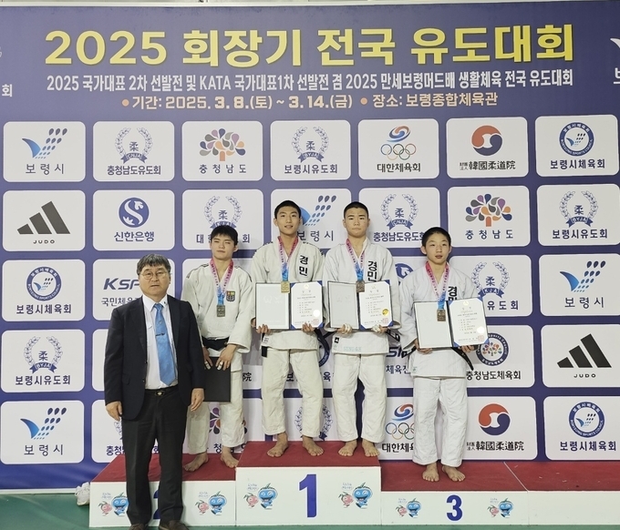 12일 충남 보령종합체육관에서 2025년 2차 국가대표 선발전을 겸해 열린 2025 회장기전국유도대회 3일째 남자고등부 60㎏급에서 우승한 김동준(의정부 경민고)이 기념사진을 찍고 있다. (사진=경민고 유도부 제공)