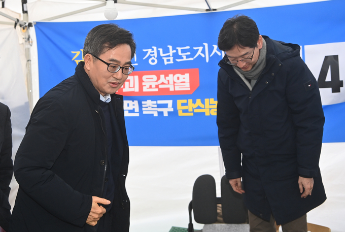 김동연 경기도지사가 12일 오후 서울 광화문 경복궁역 일대에서 윤석열 대통령 파면을 촉구하며 나흘째 단식 농성중인 김경수 전 경남도지사를 만나 인사를 나누고 있다.