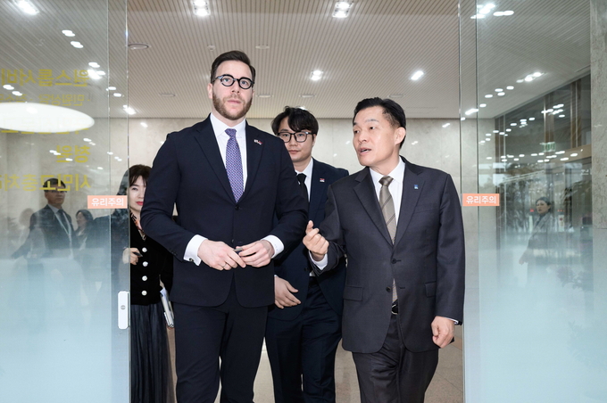 지난 12일 이재준 시장이 그르비치 대사에게 새빛민원실을 소개하고 있다. (사진=수원시 제공)