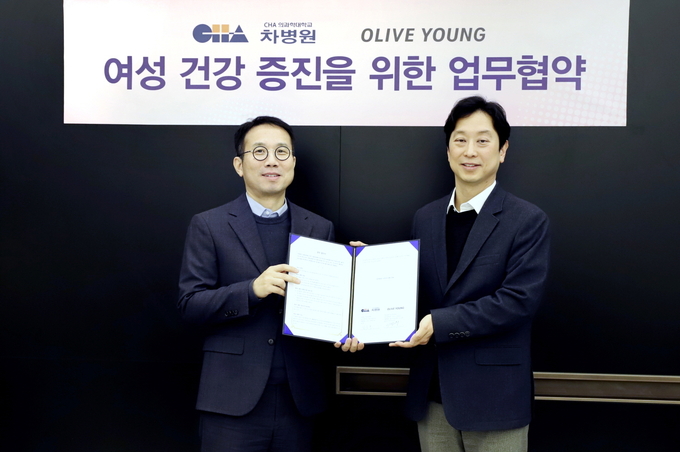  이상혁 차병원 의료원 기획조정실장(사진에서 왼쪽)과 이진희 CJ올리브영 플랫폼사업총괄이 기념촬영을 하고 있다.. (사진=CJ