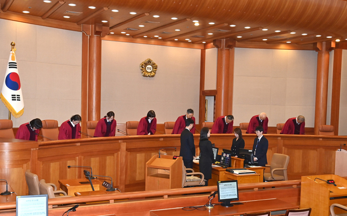 이창수 중앙지검장 등 검사 3인 및 최재해 감사원장에 대한 탄핵심판 선고가 열린 13일 서울 종로구 헌법재판소 심판정에서 재판관들이 인사하고 있다. 왼쪽부터 정계선, 김복형, 정정미, 이미선, 문형배, 김형두, 정형식, 조한창 헌재 재판관. (사진=연합뉴스)