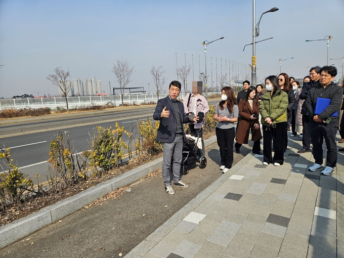 이용창 교육위원장이 안전 문제가 제기된 통학로를 관계자들과 함께 순찰하고 있다. ( 사진 = 인천시의회 제공 )