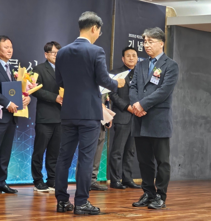 김명홍 DL건설 부장이 제22회 조경의 날 서울특별시장 표창을 수여받는 모습. (사진=DL건설 제공)