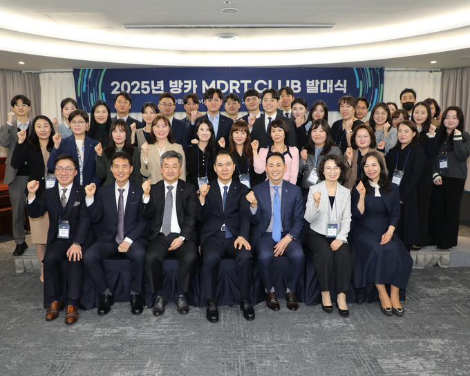 신학기 Sh수협은행장(앞줄 가운데)이 지난 12일 ‘2025년 방카 Sh MDRT' 발대식에서 참석자들과 기념촬영을 하고 있다. (사진=Sh수협은행 제공)