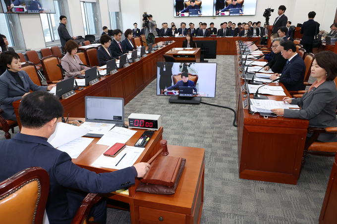 13일 서울 여의도 국회에서 열린 12·29 여객기 참사 진상규명과 피해자 및 유가족의 피해구제를 위한 특별위원회 전체회의에서 권영진 위원장이 12·29 여객기 참사 특별법을 상정하고 있다. (사진=연합뉴스) 