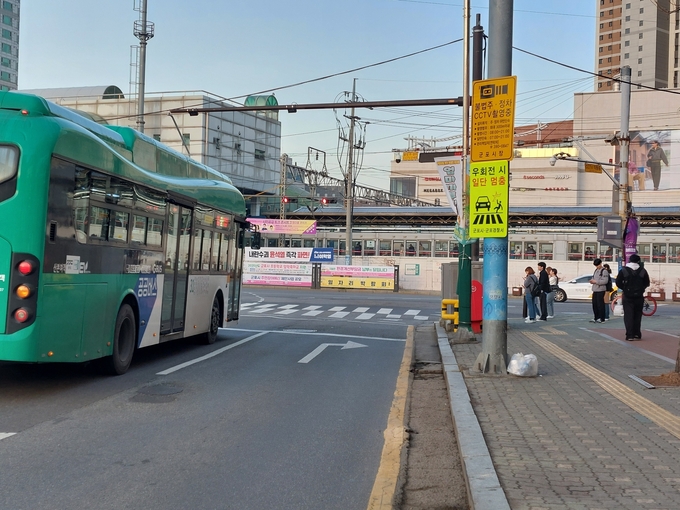 금정역 삼거리에 설치된 우회전 안내 표지판(사진=군포경찰서 제공)