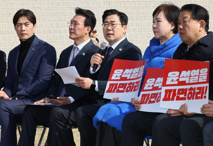 박찬대 더불어민주당 원내대표가 14일 서울 광화문 인근에서 열린 현장 최고위원회의에서 발언하고 있다. (사진=연합뉴스)