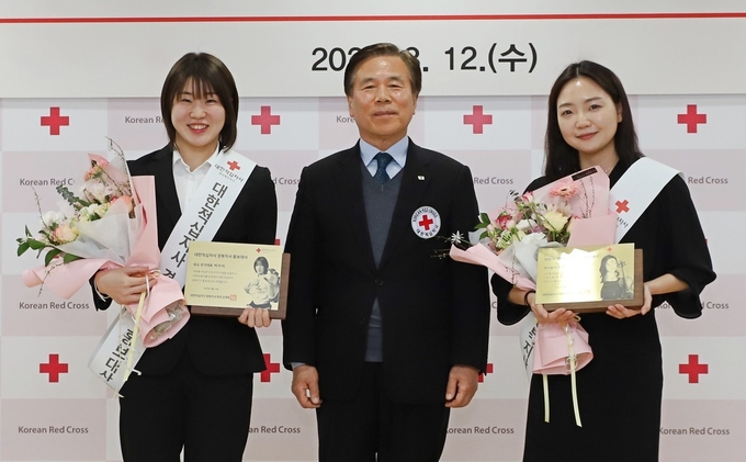 지난 12일 대한적십자사는 유도 국가대표 허미미 선수(왼쪽)와 허아영 바이올리니스트를 홍보대사로 위촉했다. (사진=대한적십자사 제공)