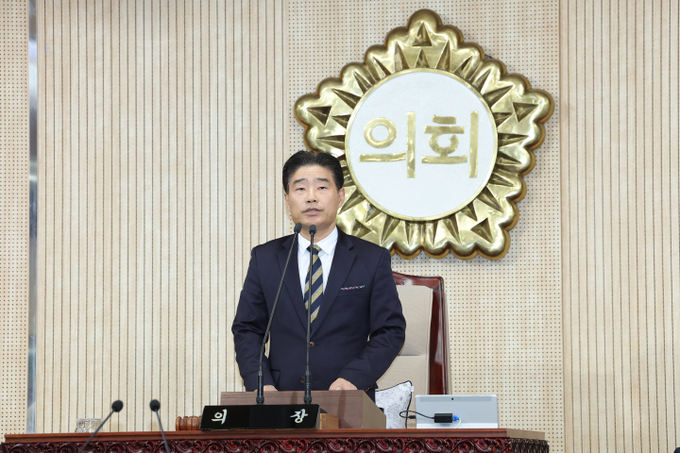 김운남 고양특례시의장이 14일 본회의를 주관하면서 이동환 시장의 소통행정을 촉구하는 입장문을 발표하고 있다. (사진=고양시의회 제공)