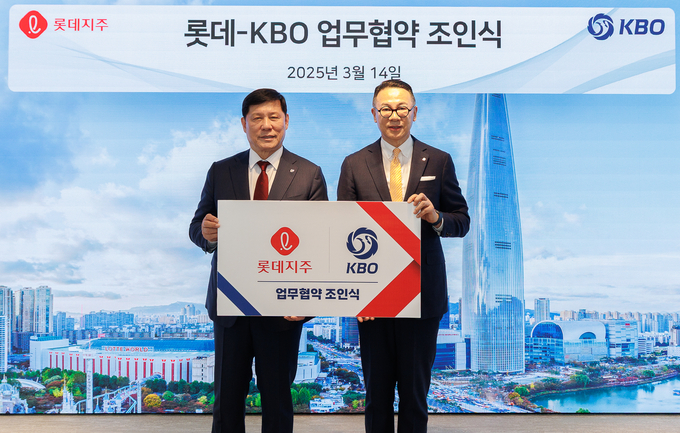 14일 롯데지주와 KBO는 4대 KBO 공식 행사 롯데호텔 월드 개최를 골자로 하는 업무협약을 체결했다. 사진은 이동우 롯데지주 대표이사 부회장(오른쪽), 허구연 KBO 총재. (사진=옷제지주 제공)