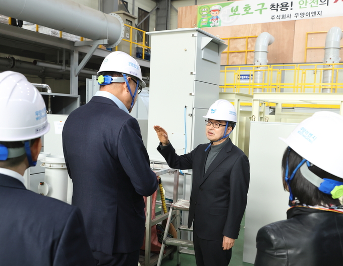 김동연 경기도지사가 14일 화성시 ㈜우양이엔지를 방문해 기술개발 현황을 점검하고 있다. (사진=경기도 제공)